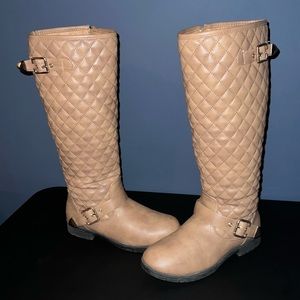 Tan quilted pattern boots size 8 1/2 👢
